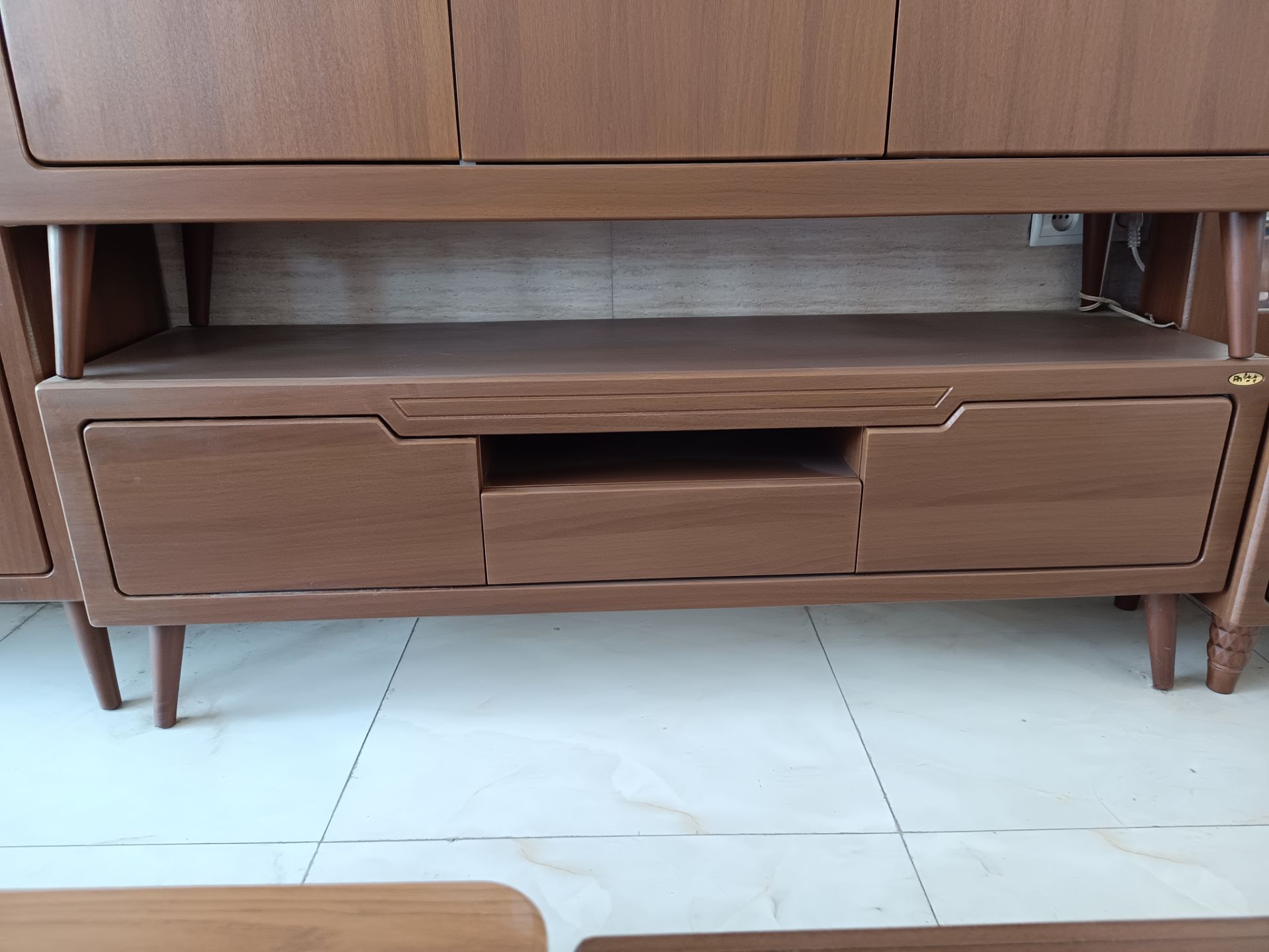 میز تلویزیون ۱۴۰ سانتی مدرن کلاسیک MDF – روکش ممبران، بدنه تمام MDF 2 میز تلویزیون 140 سانتی متری رنگ قهوهای گردویی